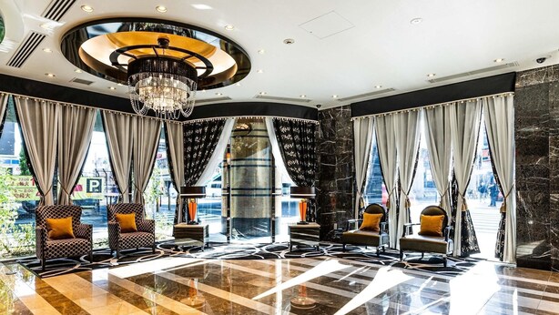 A spacious lobby with a chandelier, seating area, and large windows. - Apa Hotel A Namba Minami Ebisucho Ekia (Osaka)