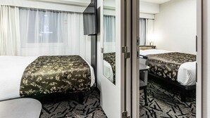 A hotel room with two beds, a large mirror, a flat-screen TV, and a window with curtains. - Apa Hotel A Namba Minami Ebisucho Ekia (Osaka)