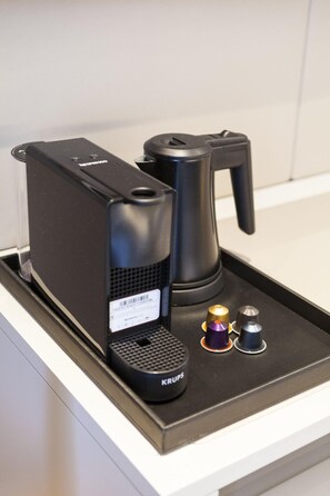 A coffee machine and a kettle on a tray. - Hotel Kivir Sevilla (Seville)