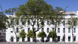 A white building with multiple windows and a tree in front. - Hotel Kivir Sevilla (Seville)