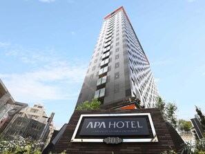 A tall building with a sign for APA HOTEL, indicating it is part of the Yamanote Otsuka Eki Tower complex. - Apa Hotel Yamanote Otsukaeki Tower (Tokyo)