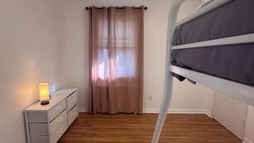 2 bedrooms, iron/ironing board, free WiFi