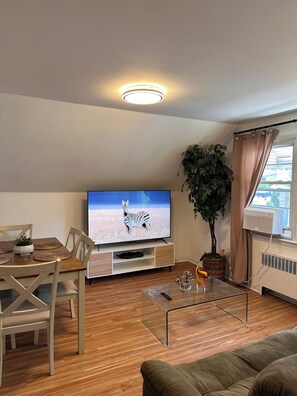 Living area - Welcoming 2-bedroom apartment in North Bergen 30 minutes away from NYC (North Bergen)