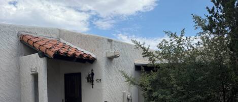 Un edificio residencial con techo de tejas, una puerta negra y el número 4558 en la pared.
