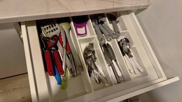 Un cajón con utensilios y herramientas de cocina ordenados en compartimentos.