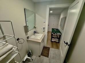 Bathroom - Stylish Home Near Moncton Airport Free Parking & Fast Wifi (Dieppe)