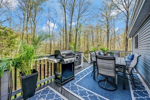 Outdoor dining - Newly Renovated 4-Bedroom Luxury Chalet in Gated Big Bass Lake Community (Gouldsboro)