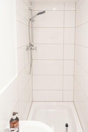 Shower, hair dryer, towels, soap - Modern Studio Apartment (Berlin)