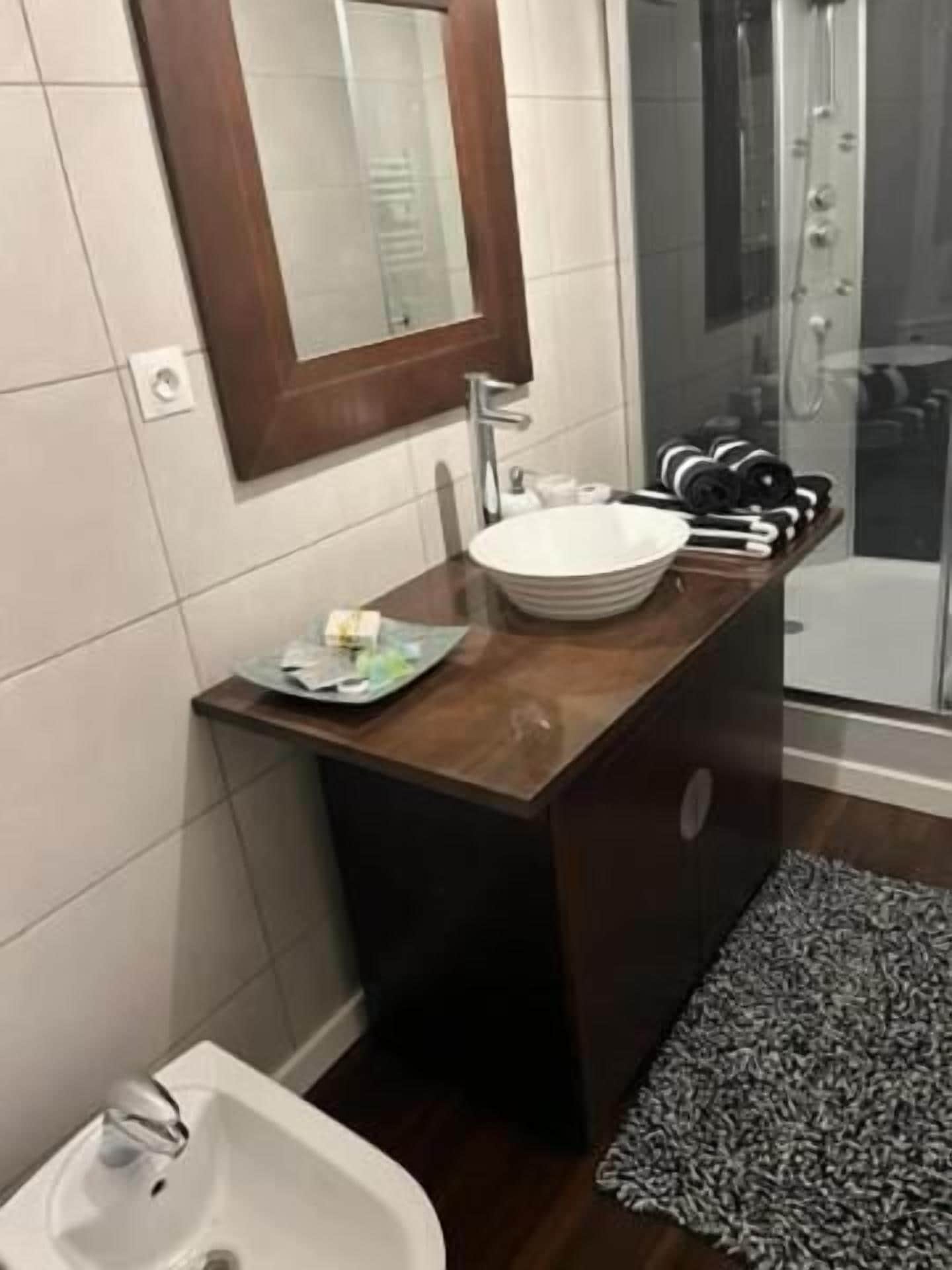 Kamar Double Senior, pemandangan kebun | Kamar mandi | Pengering rambut, sandal, handuk, dan sabun