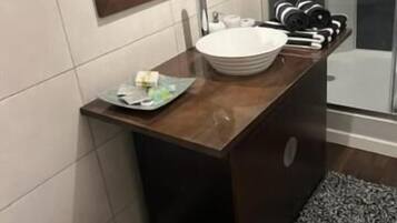 Kamar Double Senior, pemandangan kebun | Kamar mandi | Pengering rambut, sandal, handuk, dan sabun