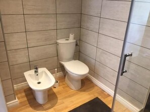 Standard-Doppelzimmer, Gartenblick | Badezimmer