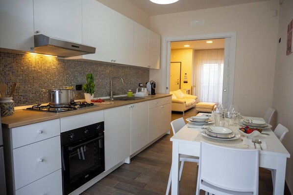 Fridge, oven, stovetop, coffee/tea maker - Spacious apartment near the sea in Monopoli (Monopoli)