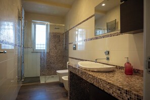 Shower, hair dryer, bidet, towels - Spacious apartment near the sea in Monopoli (Monopoli)