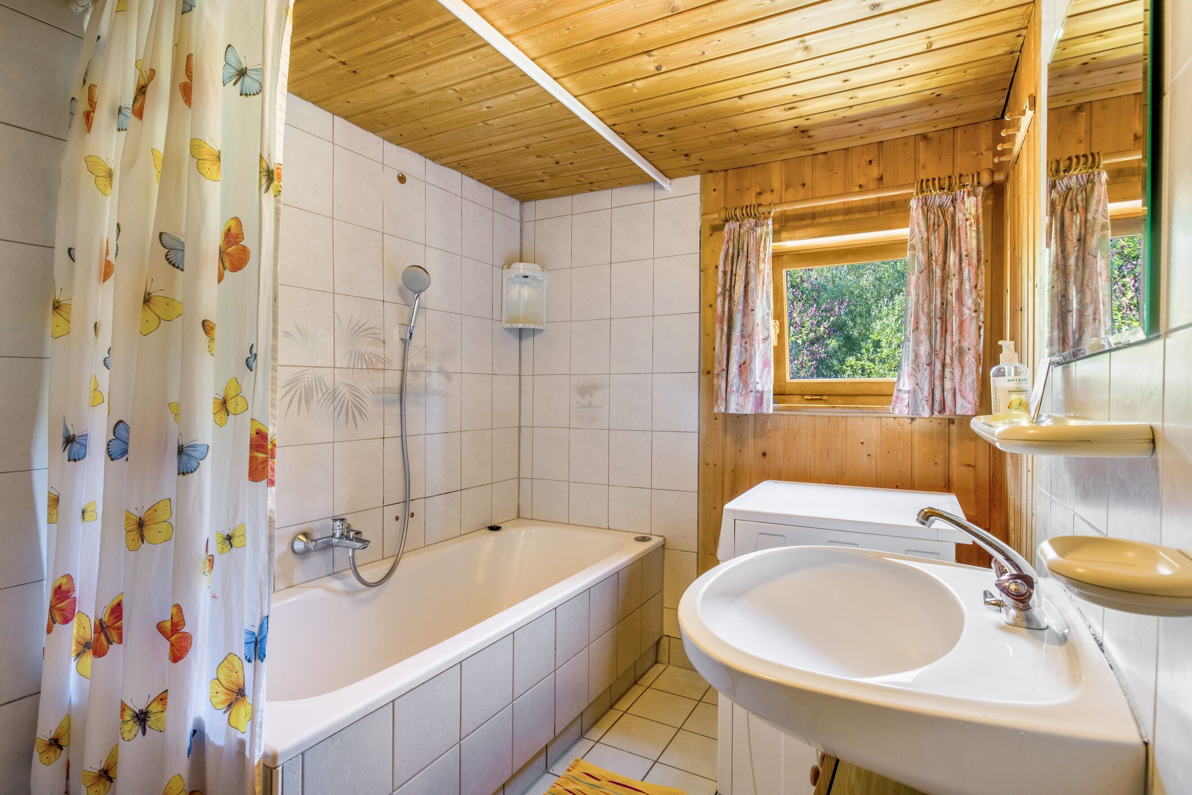 Ein Badezimmer mit einer Badewanne, einem Waschbecken und einer Dusche.