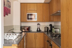Fridge, microwave, oven, stovetop - pollen · Spacious 2-bedroom apartment in Mayfair (London)