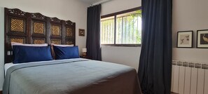 Iron/ironing board, WiFi, bed sheets