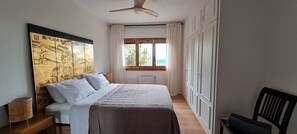 Tabla de planchar con plancha, wifi y ropa de cama 