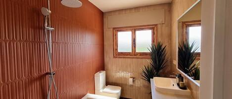 Douche, serviettes fournies, savon, papier toilette
