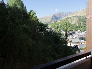 A mountainous landscape with a village and a wooden building with a balcony. - Charming apartment on 3rd floor - 5 guests (Valloire)