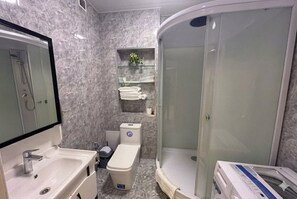 Haartrockner, Handtücher, Toilettenpapier