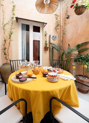 Outdoor dining - Vrbo Property (Siracusa)