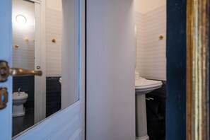 Shower, hair dryer, bidet, towels - Vrbo Property (Siracusa)