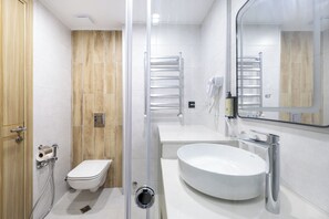 Superior Double Room, Balcony, Sea View | Bathroom | Free toiletries, towels, soap, shampoo - Marina Club (Batumi)