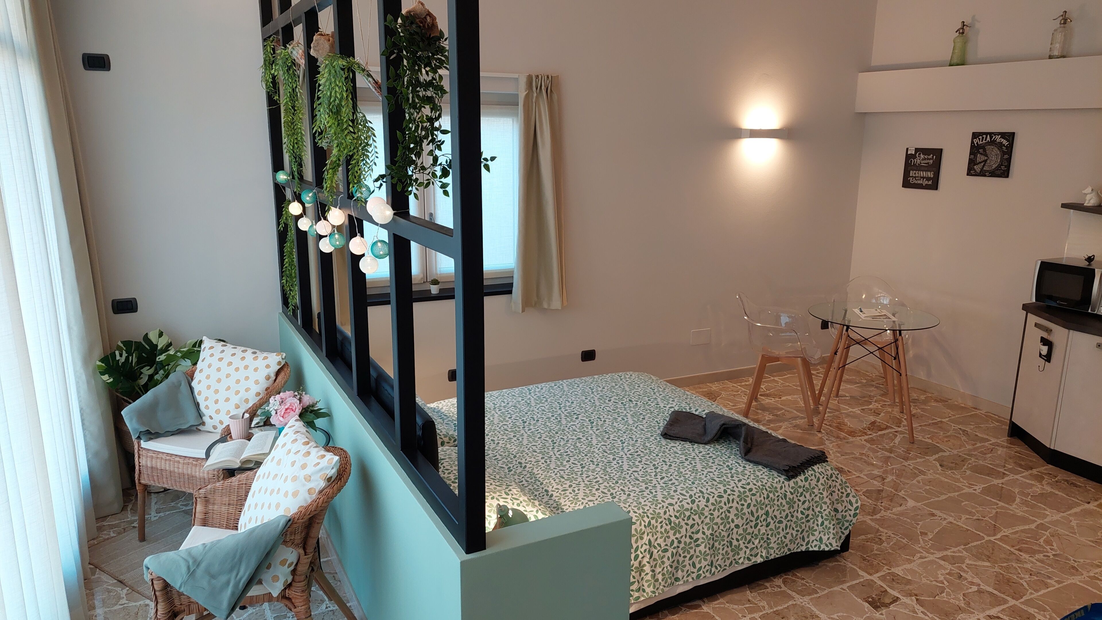 Travel crib, free WiFi, bed sheets