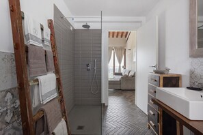 A bathroom with a shower, a sink, and a mirror. - Apartment 'A Fosdinovo' with Mountain View, Wi-Fi and Air Conditioning (Fosdinovo)