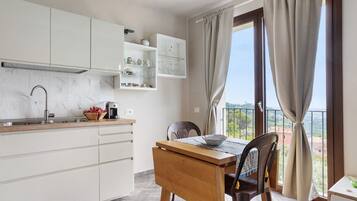 Frigorifero, microonde, forno, piano cottura