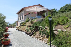 Property grounds - Apartment 'A Fosdinovo' with Mountain View, Wi-Fi and Air Conditioning (Fosdinovo)
