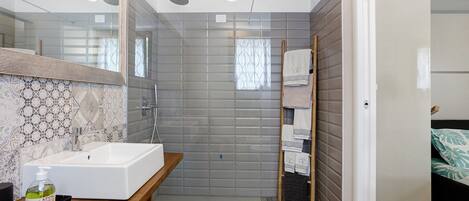 Douche, serviettes fournies