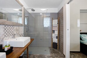 A modern bathroom with a large mirror, a sink, and a shower area. - Apartment 'Incantevole - Fosdinovo' with Mountain View, Wi-Fi and Air Conditioning (Fosdinovo)