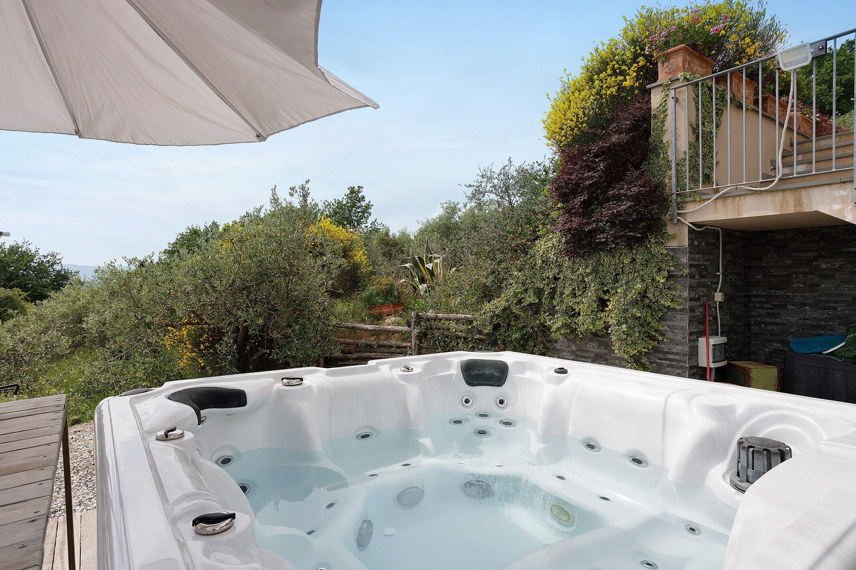 Outdoor spa tub