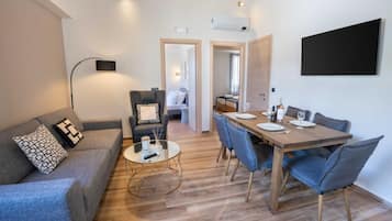 Appartement, 2 slaapkamers, niet-roken, uitzicht op zee | Woonruimte | Flatscreentelevisie