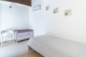 WiFi, bed sheets - Room 202 at 'Le Saline Rooms Marzamemi' with Wi-Fi and Air Conditioning (Marzamemi)