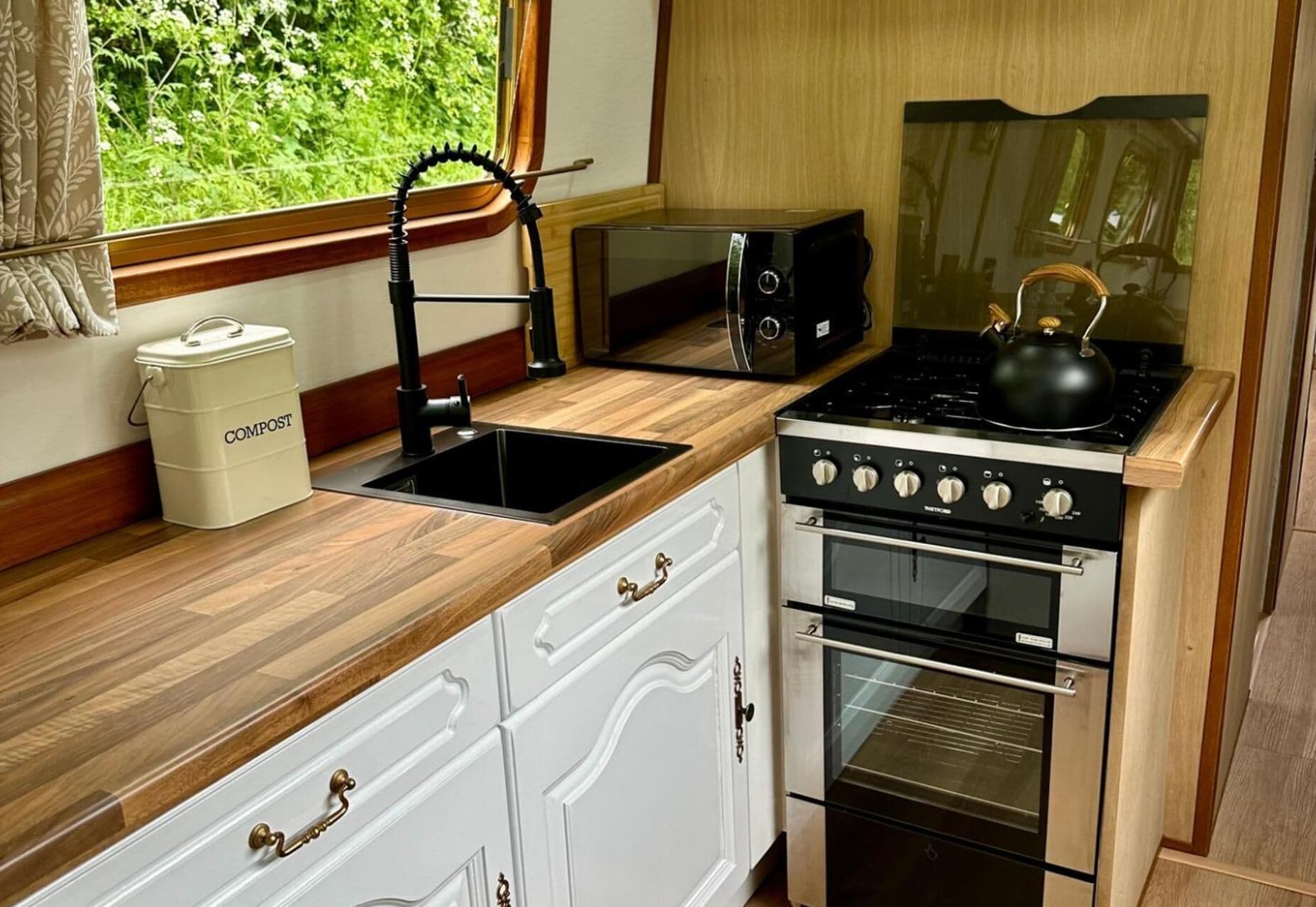 Micro-ondes, four, plaque de cuisson, bouilloire électrique