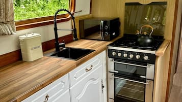 Microwave, oven, kompor, dan ketel listrik