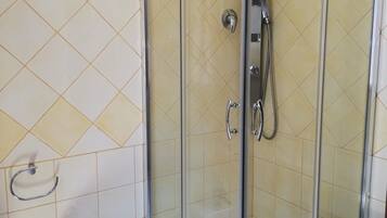 Douche, sèche-cheveux, serviettes fournies