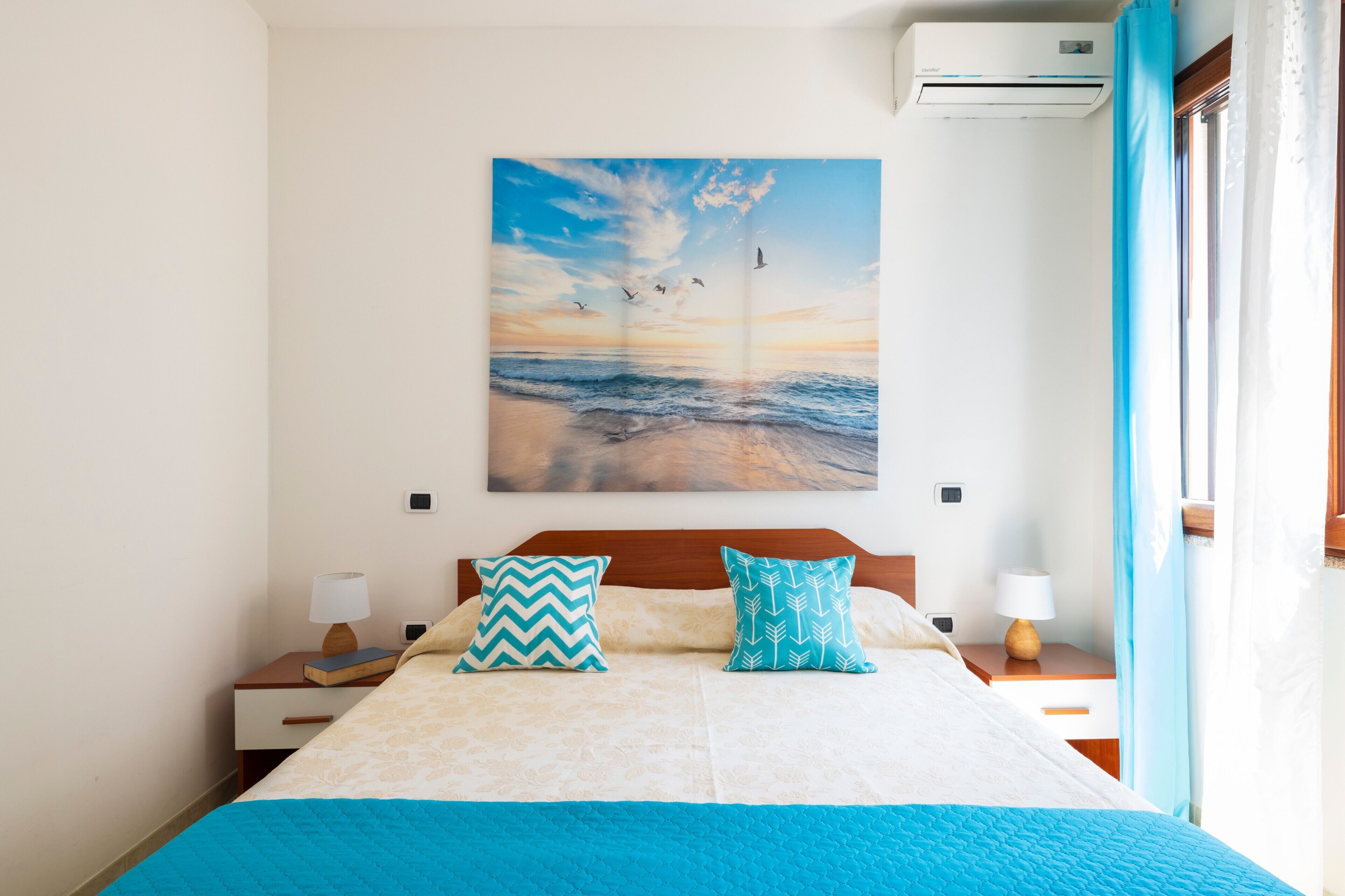 Iron/ironing board, bed sheets