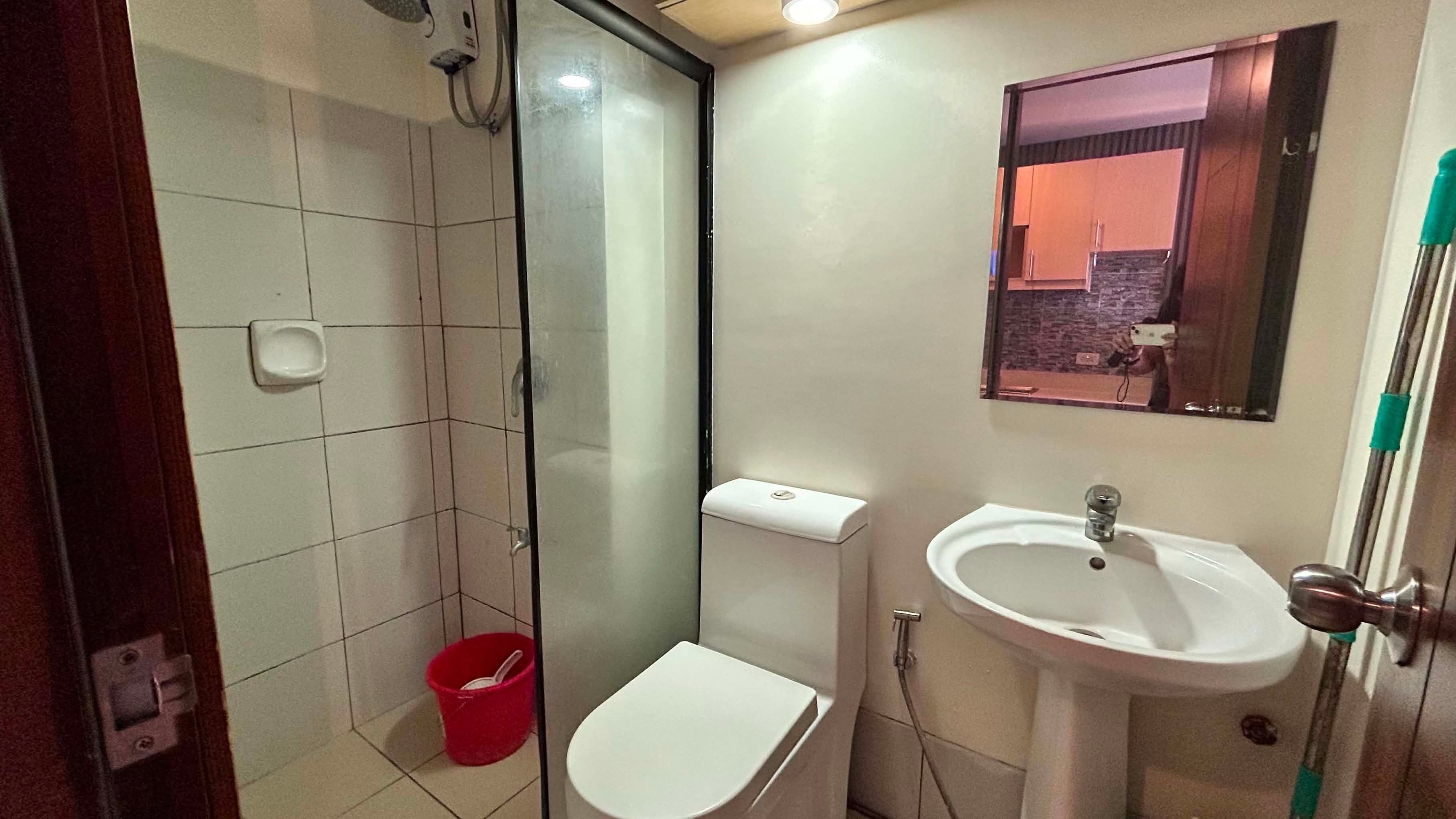 Een haardroger, een bidet, handdoeken, zeep