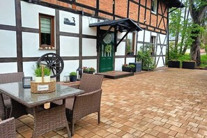 Outdoor dining - Half a holiday home in the countryside (Sianow)