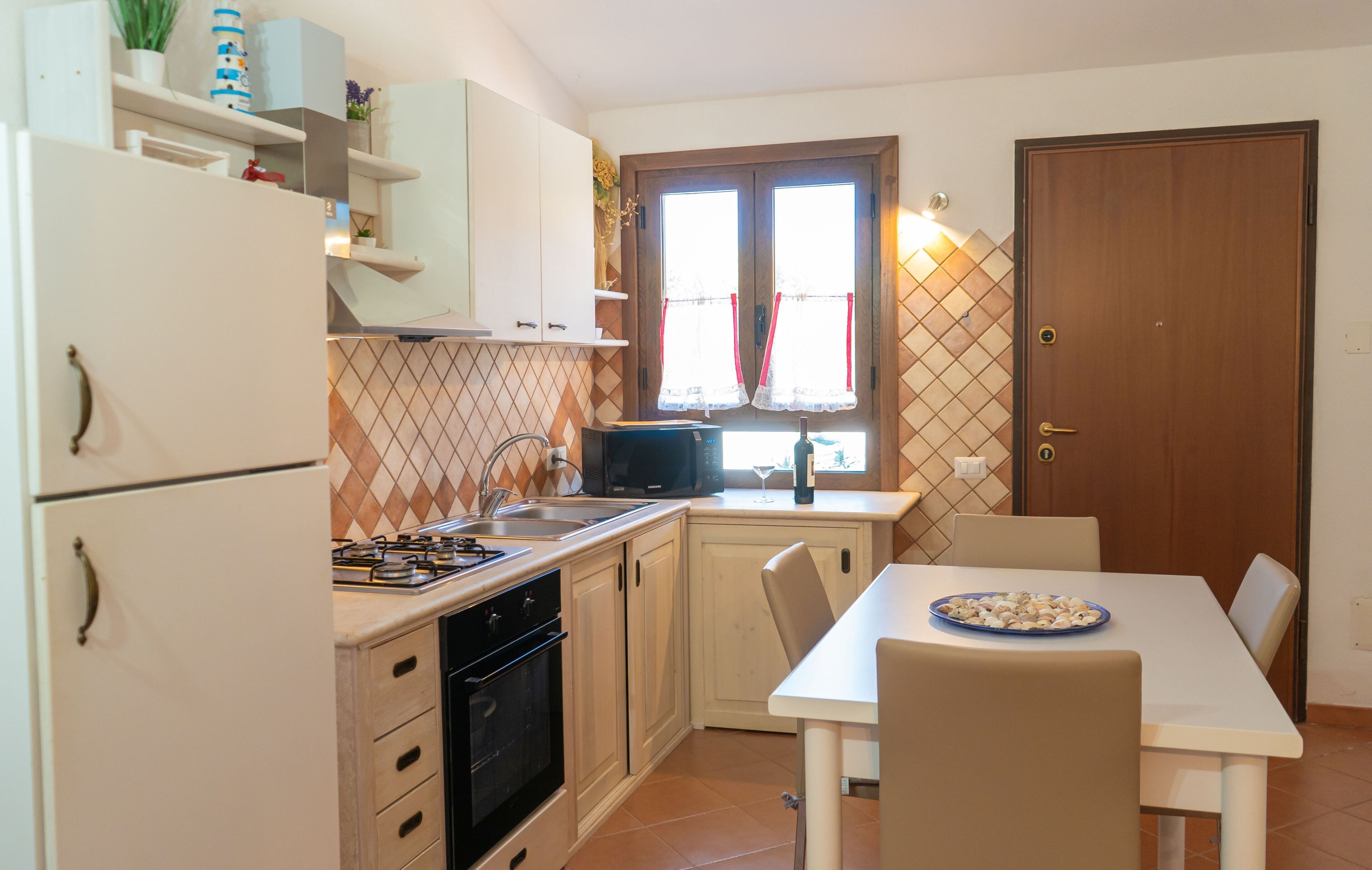 Frigorifero, microonde, forno, piano cottura