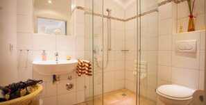 Shower, hair dryer, towels, soap - Vrbo Property (Bad Salzuflen)