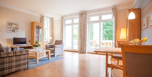 TV, books, stereo - Vrbo Property (Bad Salzuflen)