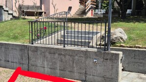 A concrete barrier with a metal railing, a stone staircase, and a grassy area with a few flowers. - PREGASSONA Executive Apartment Lake View and Garden (8persons) (Lugano Pregassona)