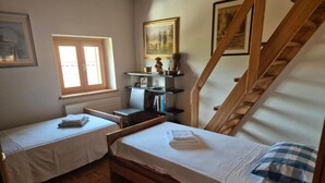 A room with two single beds, a wooden staircase, a window, and a bookshelf. - PREGASSONA Executive Apartment Lake View and Garden (8persons) (Lugano Pregassona)