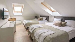 A bedroom with two beds, a desk, and a window. - 6-Guest Beach Apartment in Dziwnów (Dziwnow)