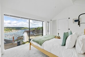 Iron/ironing board, free WiFi, bed sheets - The Bridge - Architect Designed Luxury with Panoramic River Dart Views (Kingswear)
