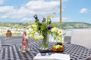 Outdoor dining - The Bridge - Architect Designed Luxury with Panoramic River Dart Views (Kingswear)